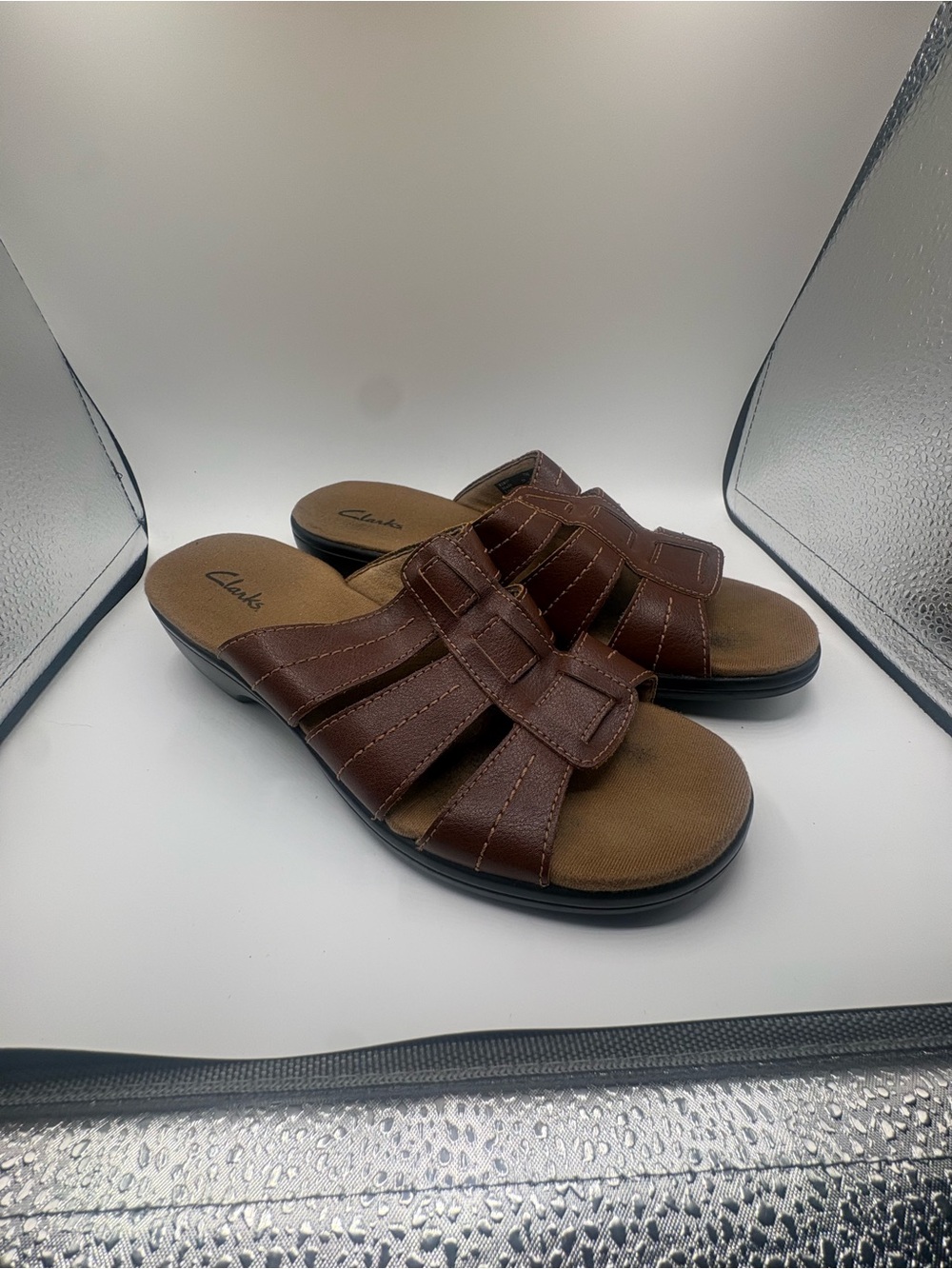 Clarks women’s size 7 Brown Leather Slide Sandals